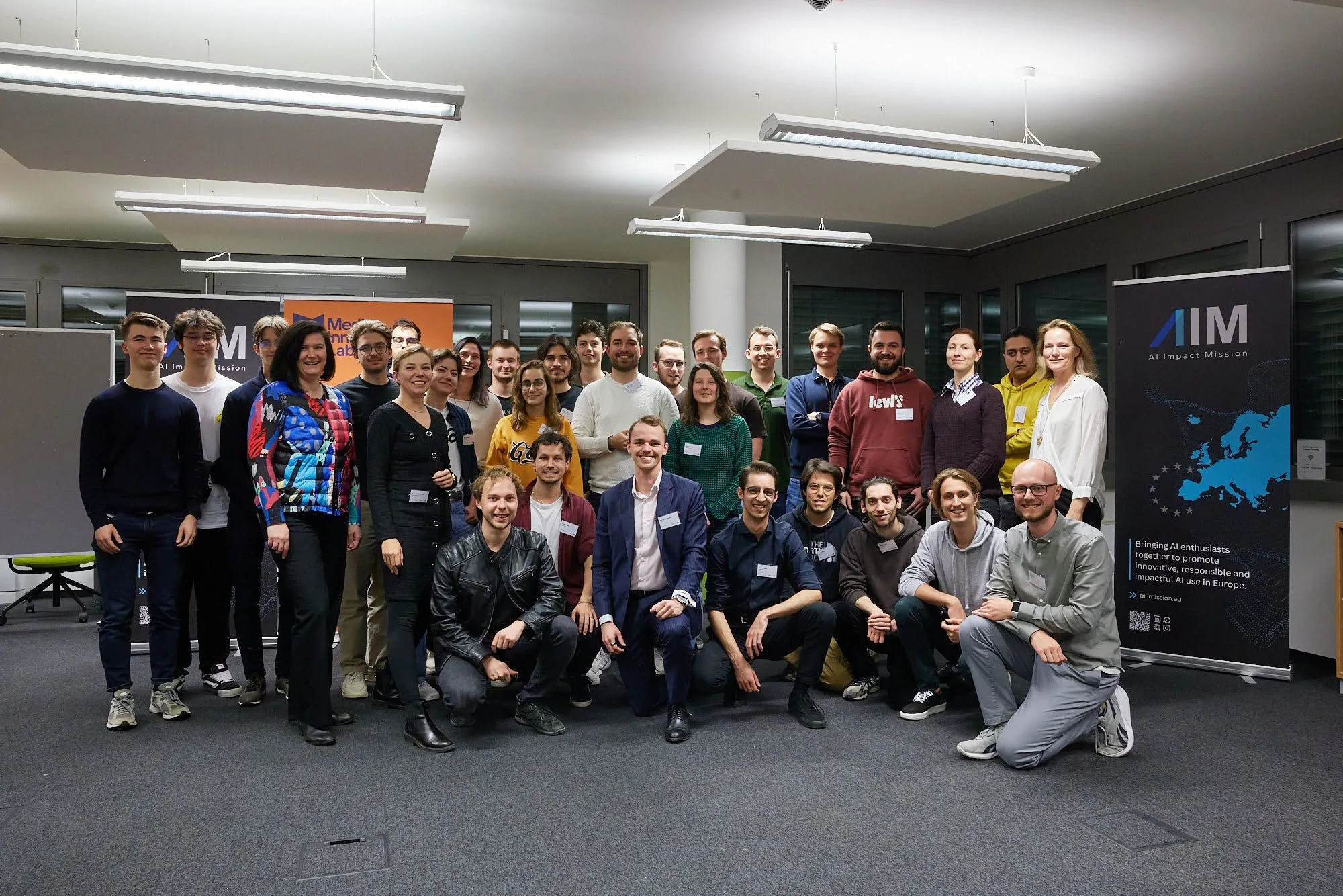 Participants and jury of the AIM hackathon with Wiener Zeitung